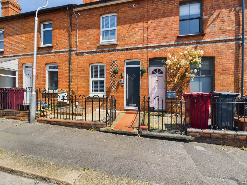 2 bed terraced house for sale in Collis Street, Reading, Berkshire RG2