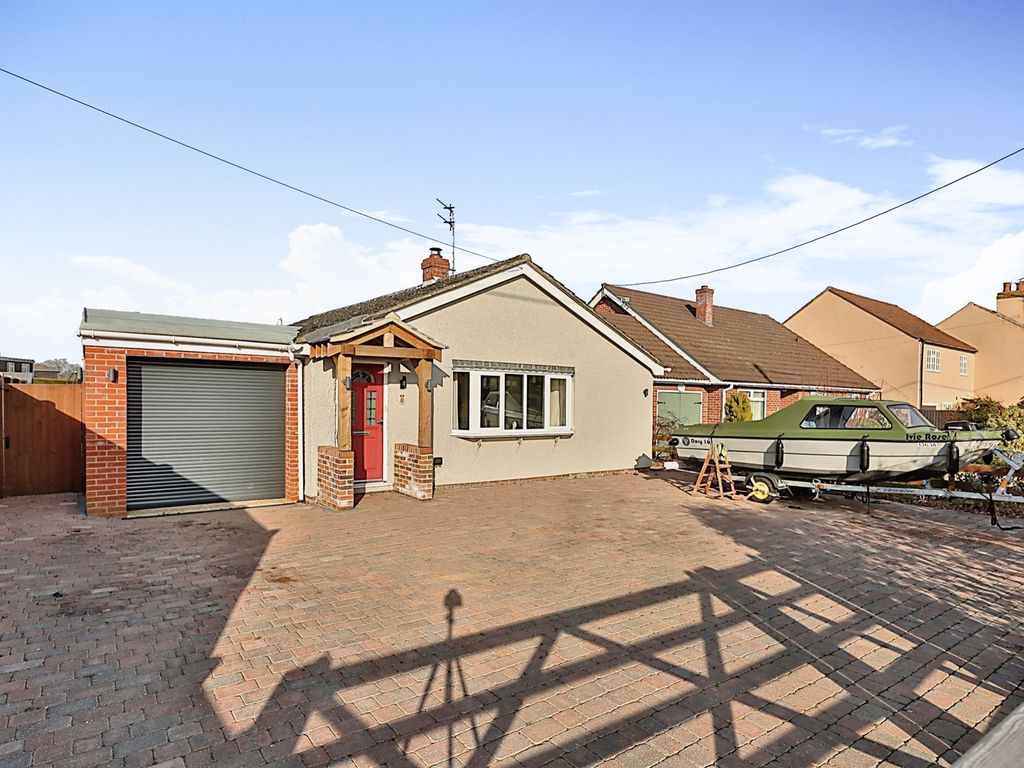 3 bed detached bungalow for sale in Mill Road, Blofield, Norwich NR13