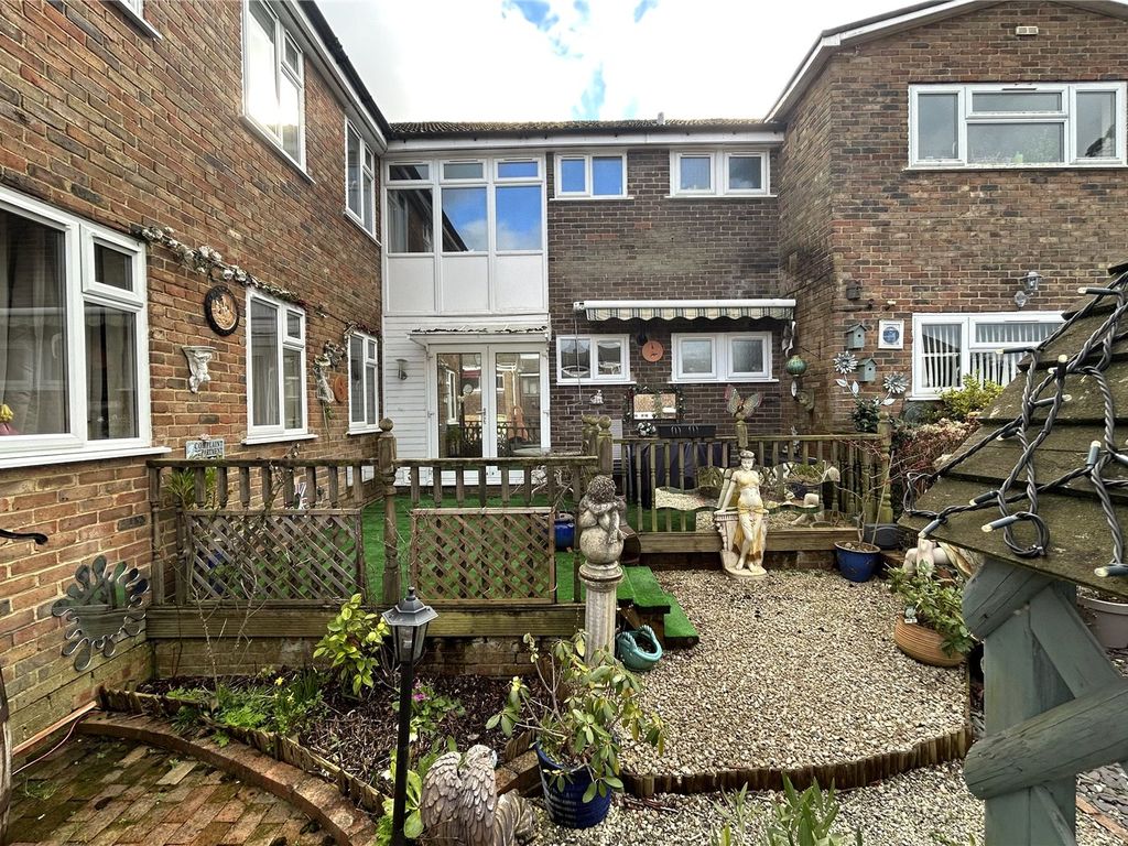 3 bed flat for sale in Bardsley Drive, Farnham, Surrey GU9, £285,000