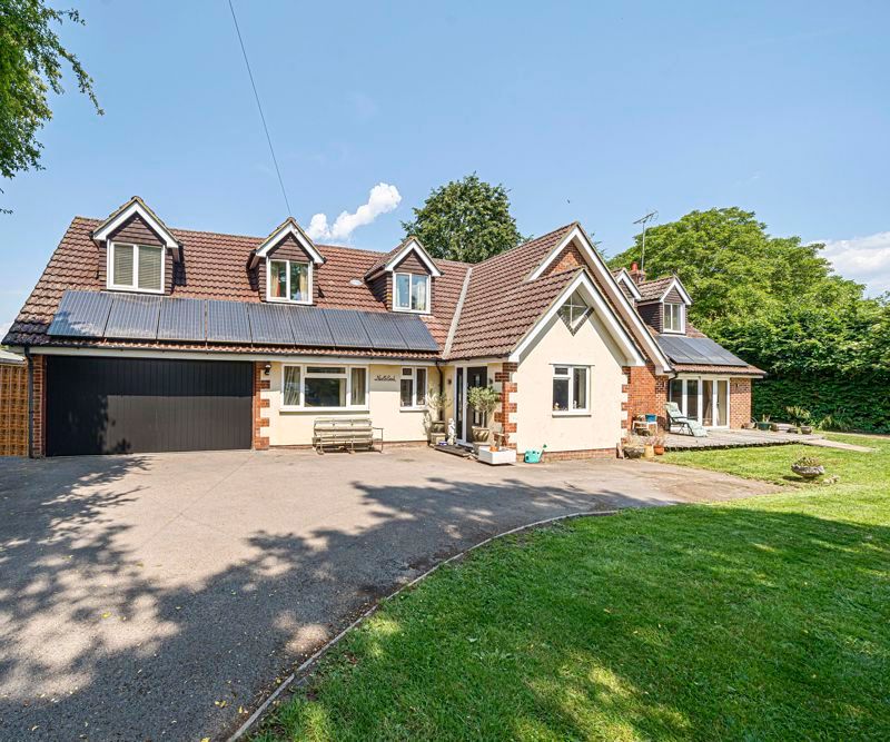 5 bed detached house for sale in Meadow Close, Moulsford, Wallingford