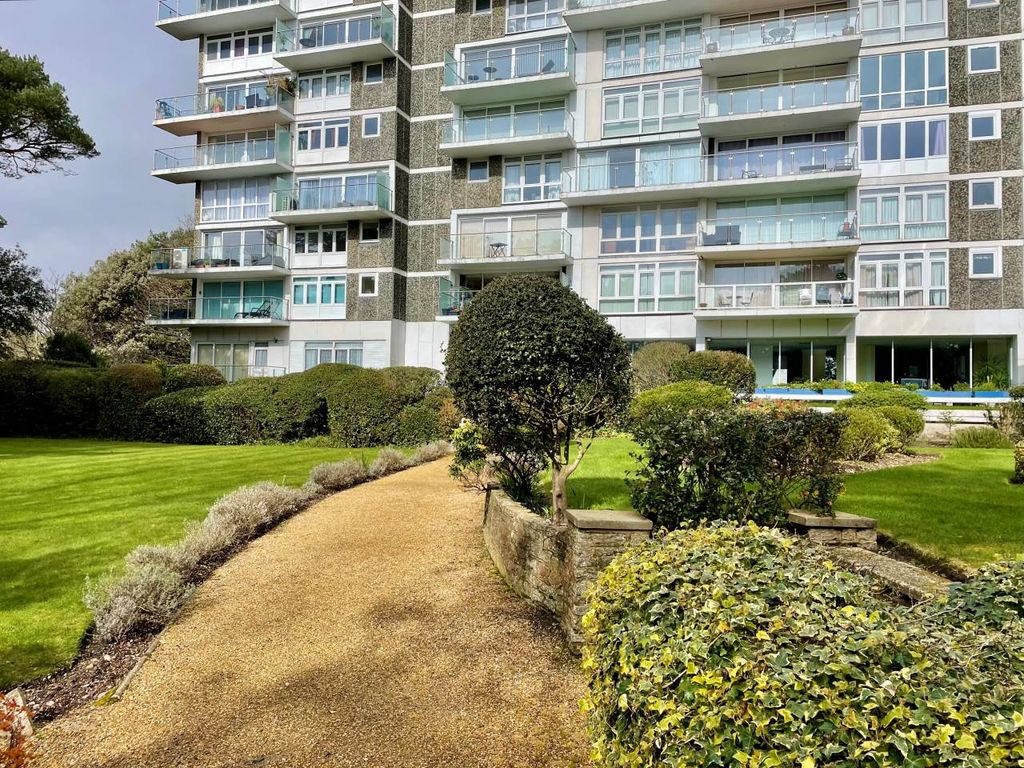 3 bed flat to rent in Admirals Walk, West Cliff Road, Westbourne