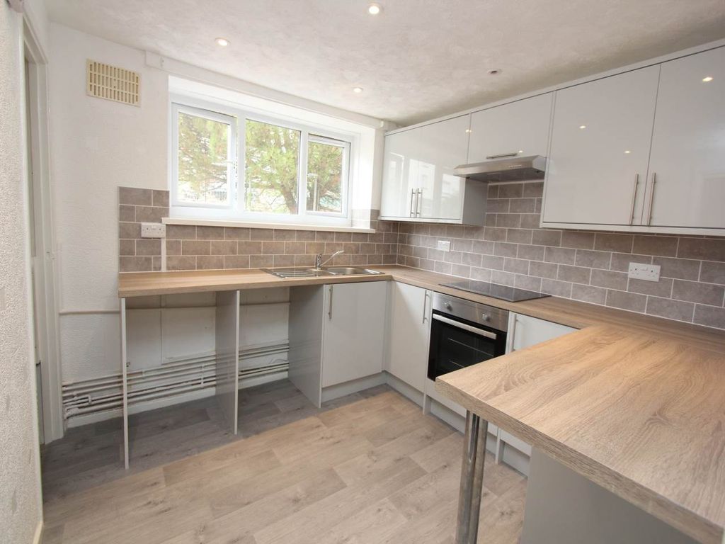 2 bed flat to rent in Williams Crescent, Barry, Vale Of CF62