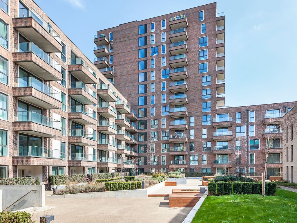 2 bed flat to rent in Connaught Heights, Agnes Walk E16, £2,150