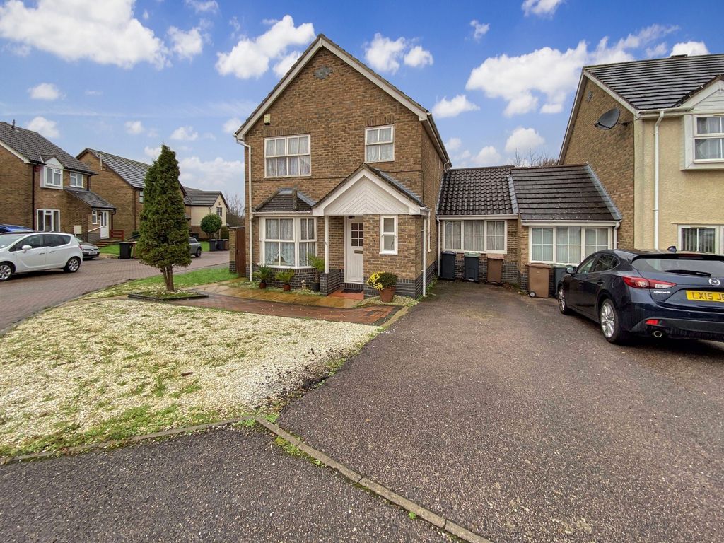 4 bed detached house to rent in Pomeroy Grove, Luton, Bedfordshire LU2