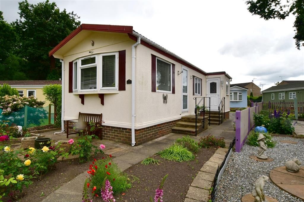 2 bed mobile/park home for sale in Worthing Road, Horsham, West Sussex