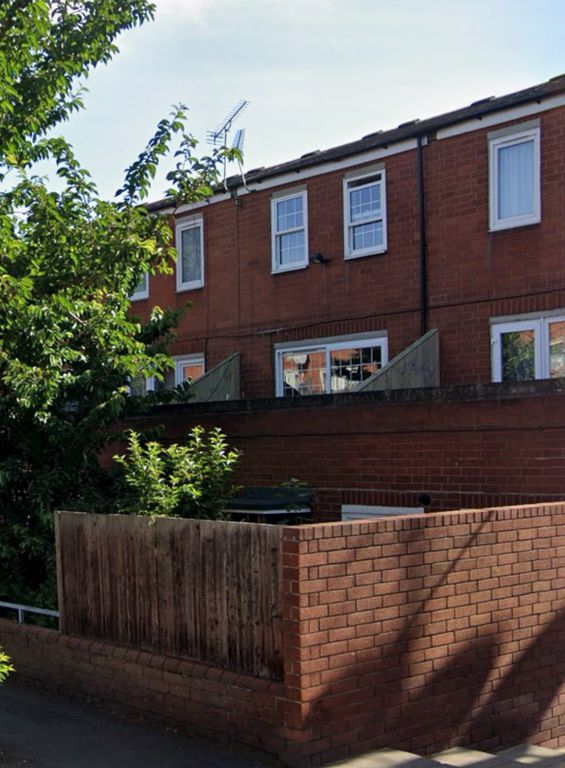 3 bed terraced house to rent in Lowestoft Close, London E5, £2,200 pcm