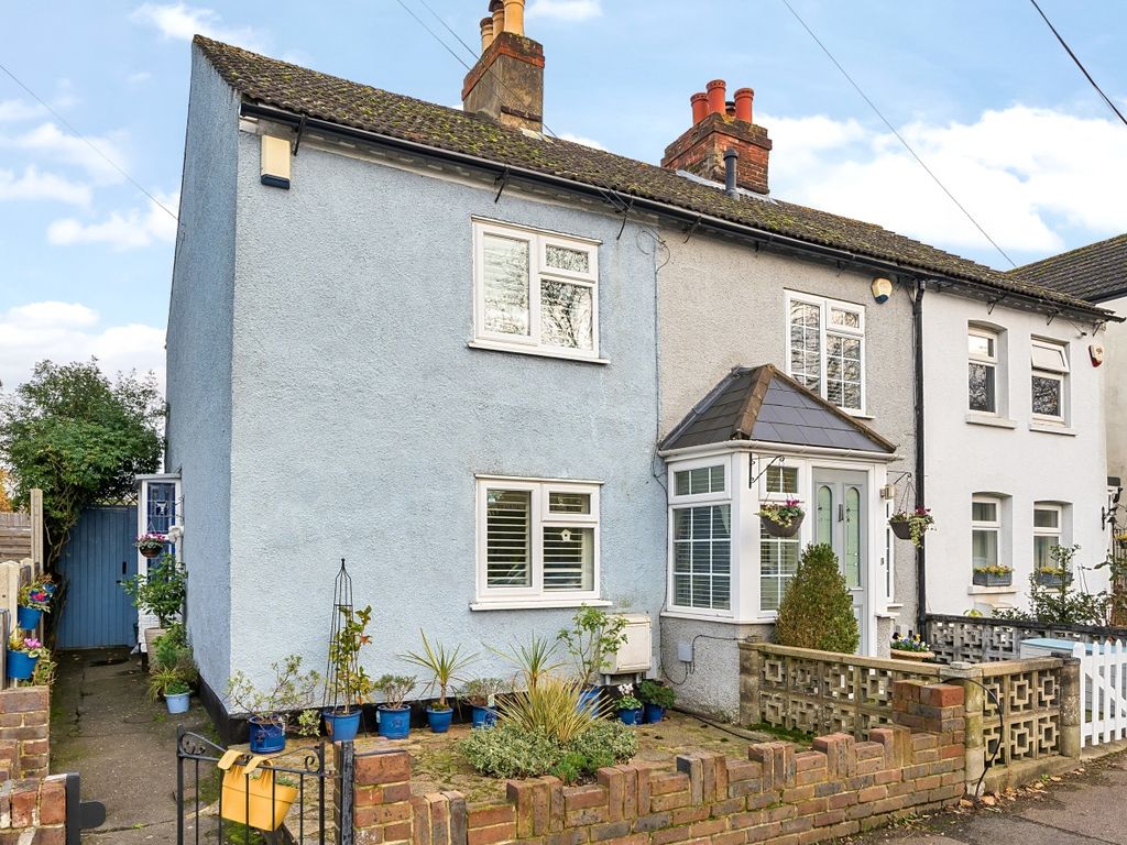 2 bed end terrace house for sale in Oakley Road, Bromley BR2, £450,000