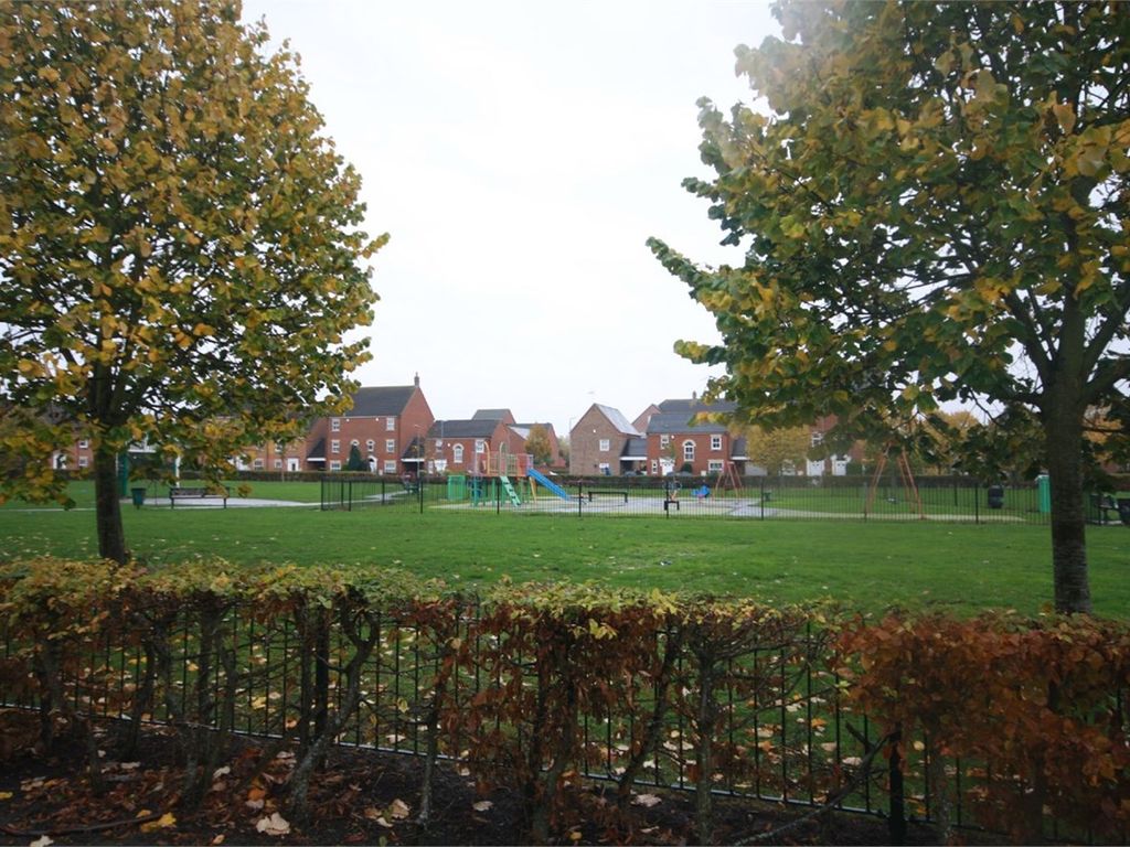 2 bed flat to rent in Shaw Gardens, Slough SL3 Zoopla