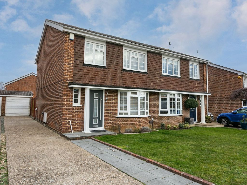 3 bed semidetached house for sale in Beverley Gardens, Maidenhead