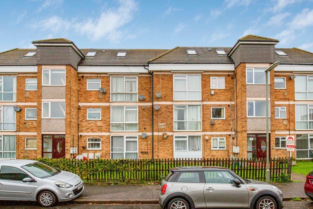 2 bed flat for sale in Amanda Court, Edward Way, Ashford TW15, £275,000