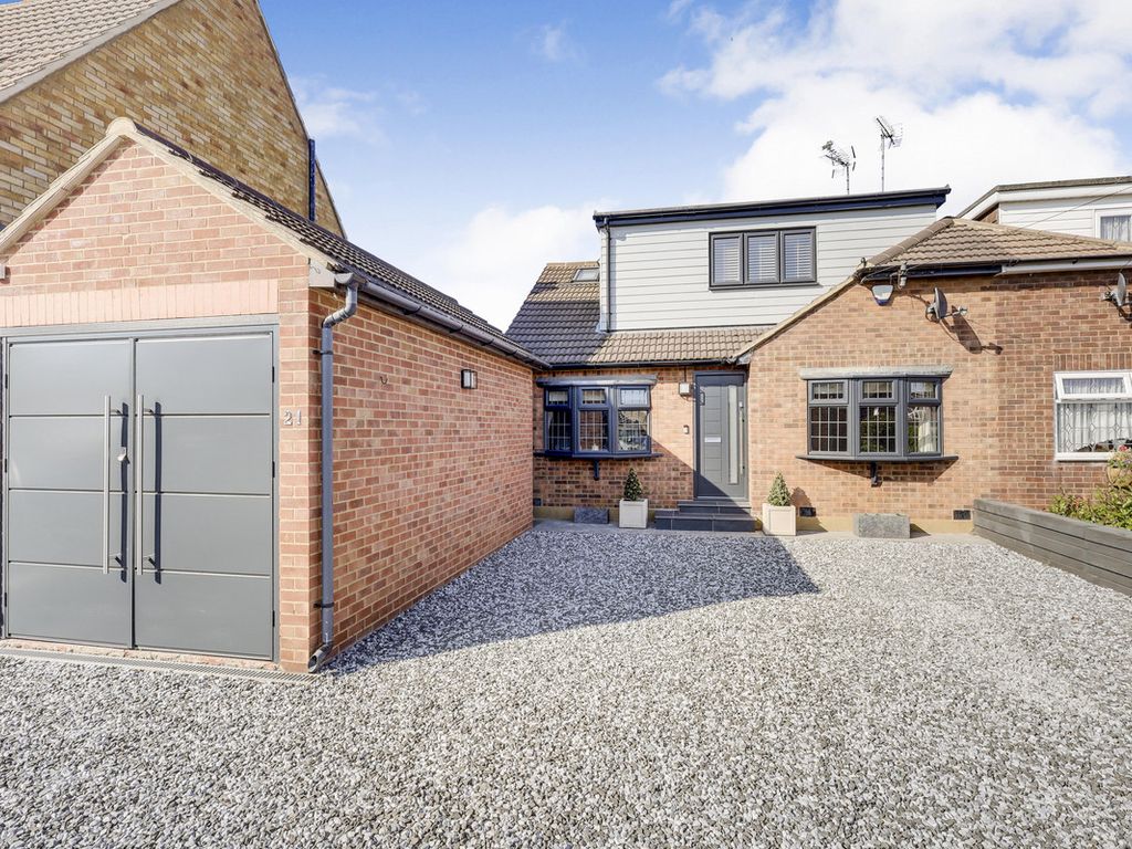 4 bed semidetached house for sale in Wren Close, LeighOnSea SS9, £