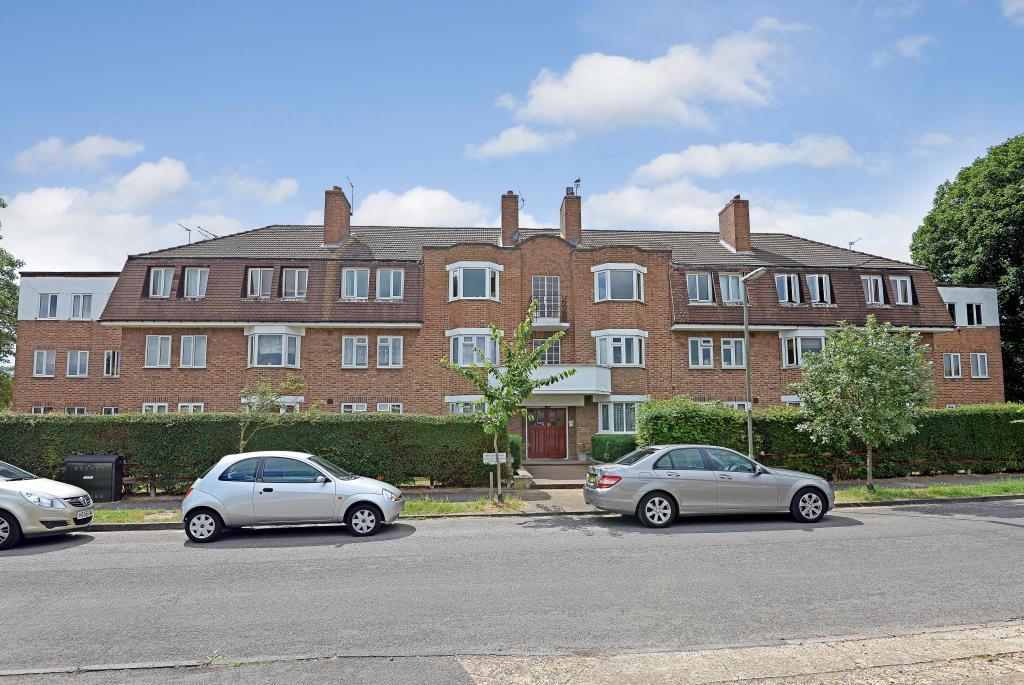3 bed flat for sale in SunburyOnThames, Surrey TW16 Zoopla