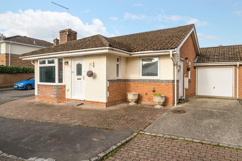 2 bed bungalow for sale in Lightwater, Surrey GU18 Zoopla