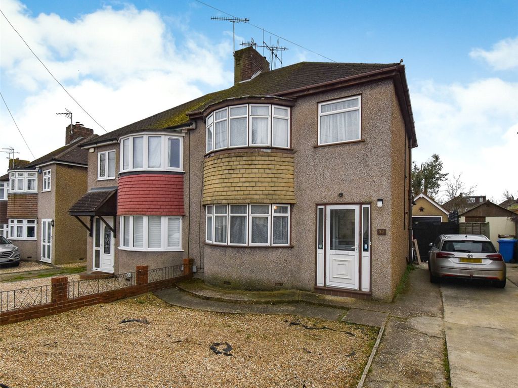 3 bed semidetached house for sale in Gillian Avenue, Aldershot