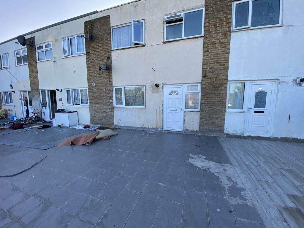 3 bed terraced house for sale in Salisbury Road, Hounslow, Greater
