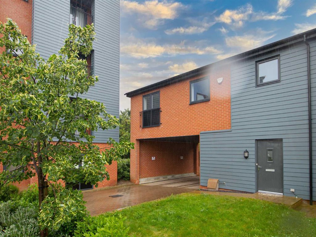 2 bed flat to rent in Norden Mead, Walton, Milton Keynes MK7, £1,295