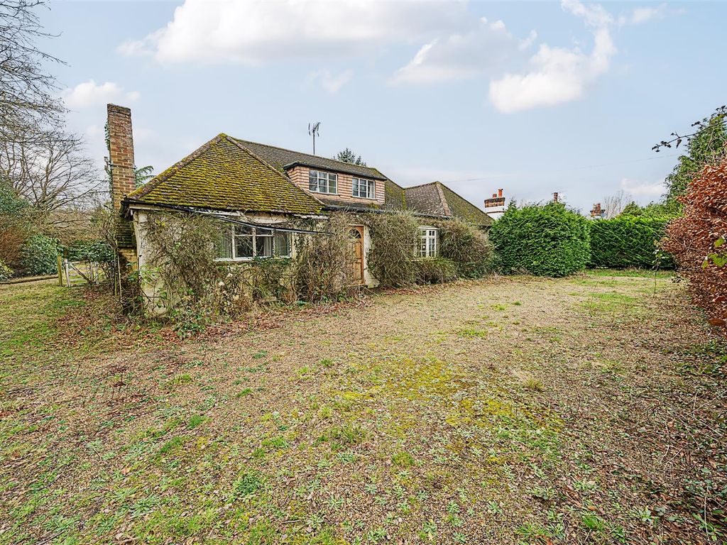 4 bed chalet for sale in Stanford Common, Pirbright, Woking GU24, £