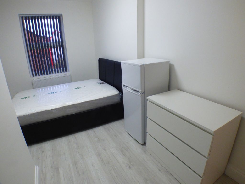 Studio to rent in Old Bedford Road, Luton, Bedfordshire LU2, £550 pcm