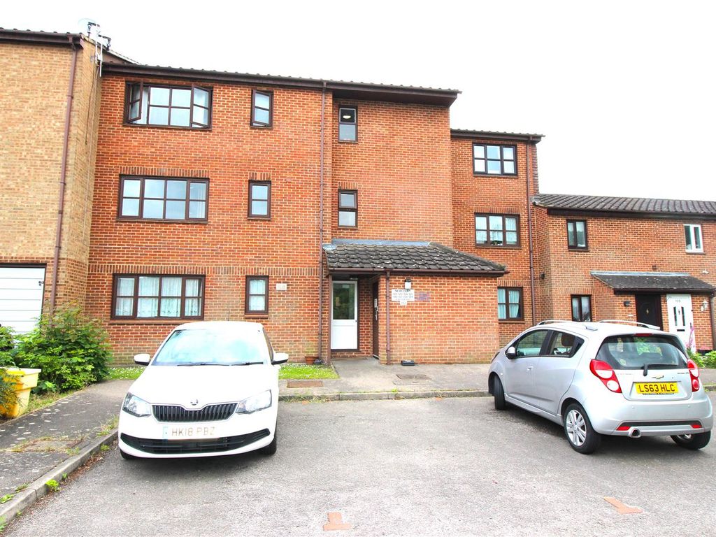 1 bed flat to rent in Newcourt, Cowley, Middlesex UB8, £1,100 pcm Zoopla