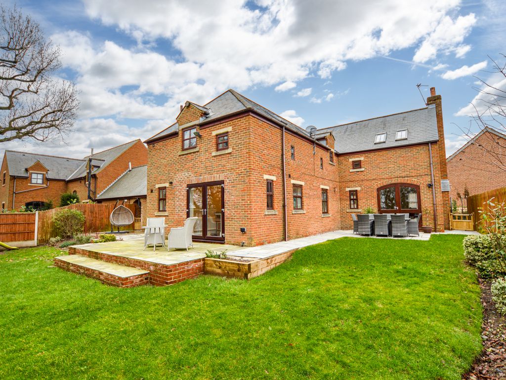 4 bed linkdetached house for sale in Sycamore House, Methley Lane