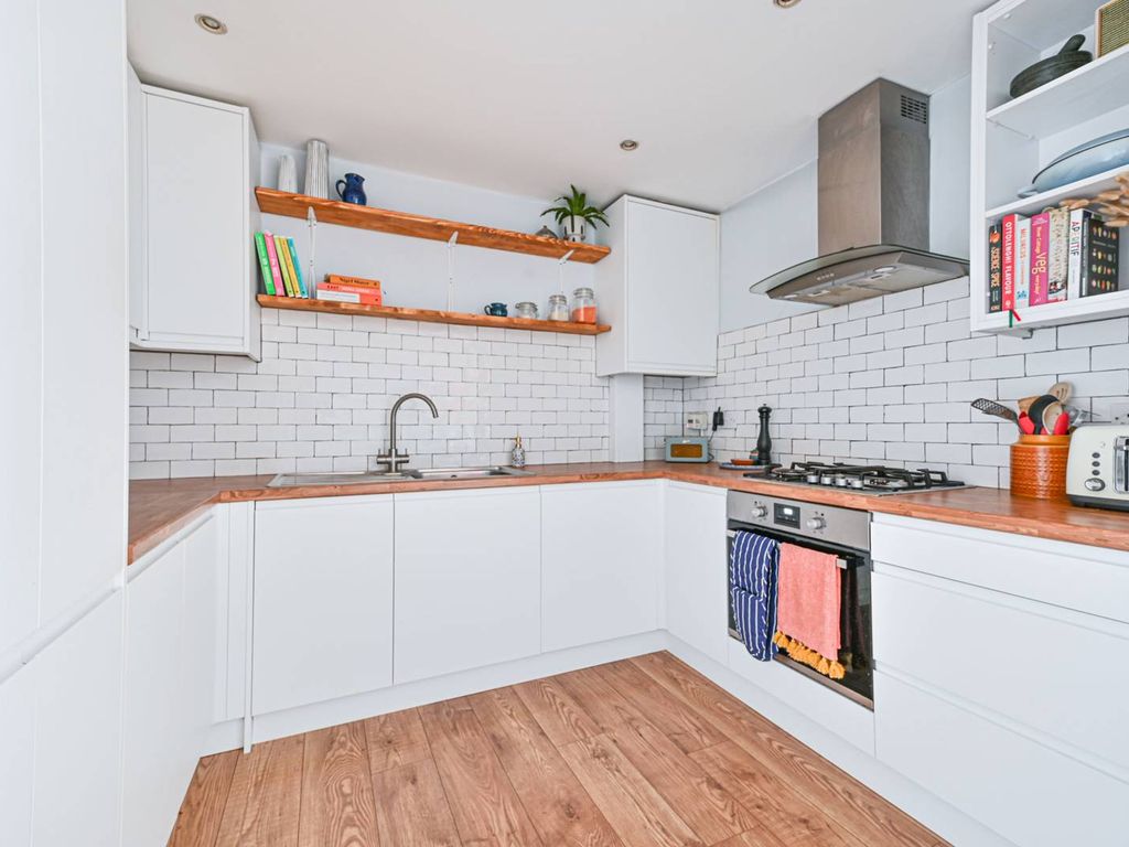 2 bed flat to rent in Chandler Way, Peckham, London SE15, £2,200 pcm