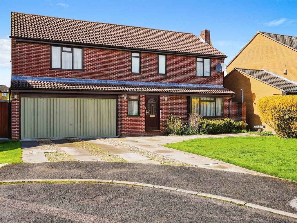 5 bed detached house for sale in Medina Gardens, Bicester, Oxfordshire