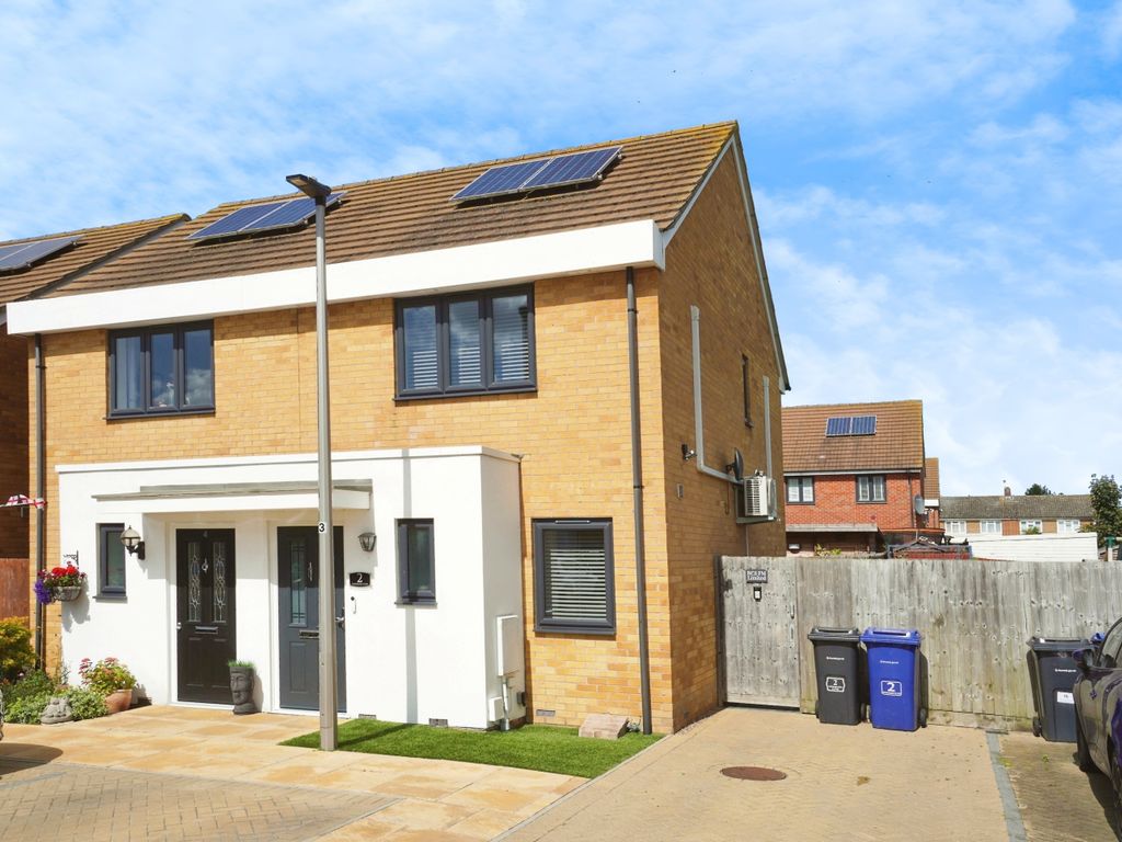 2 bed semidetached house for sale in Sanderling Close, East Tilbury