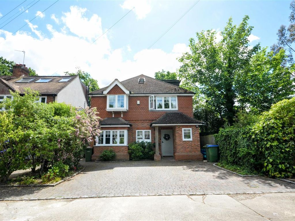 5 bed detached house to rent in Westcar Lane, Hersham, WaltonOnThames
