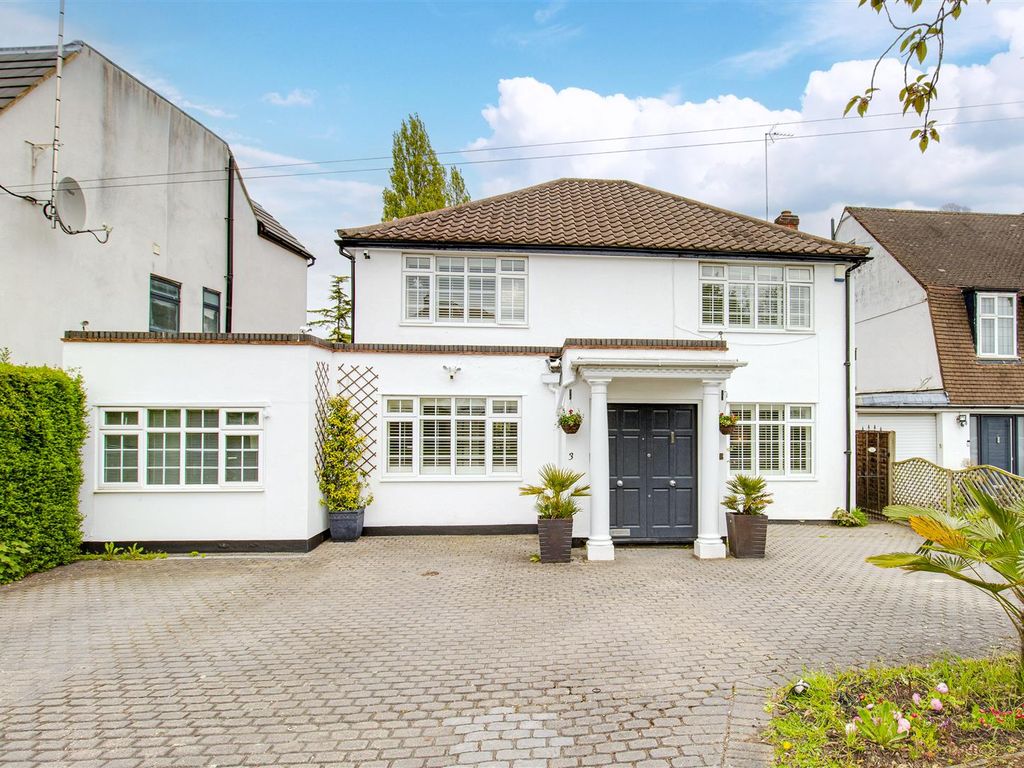 5 bed detached house for sale in Deacons Close, Elstree, Borehamwood