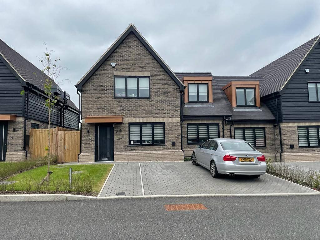 3 bed linkdetached house to rent in Little Hays, Borehamwood