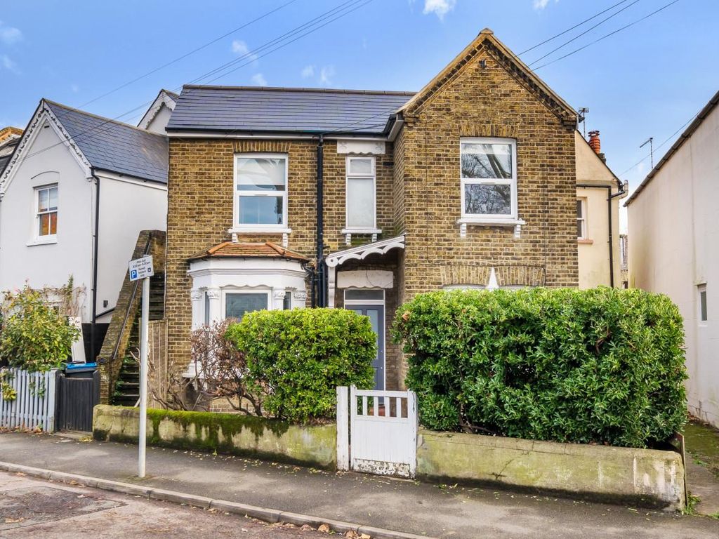 2 bed flat for sale in Elm Road, Kingston Upon Thames KT2, £525,000