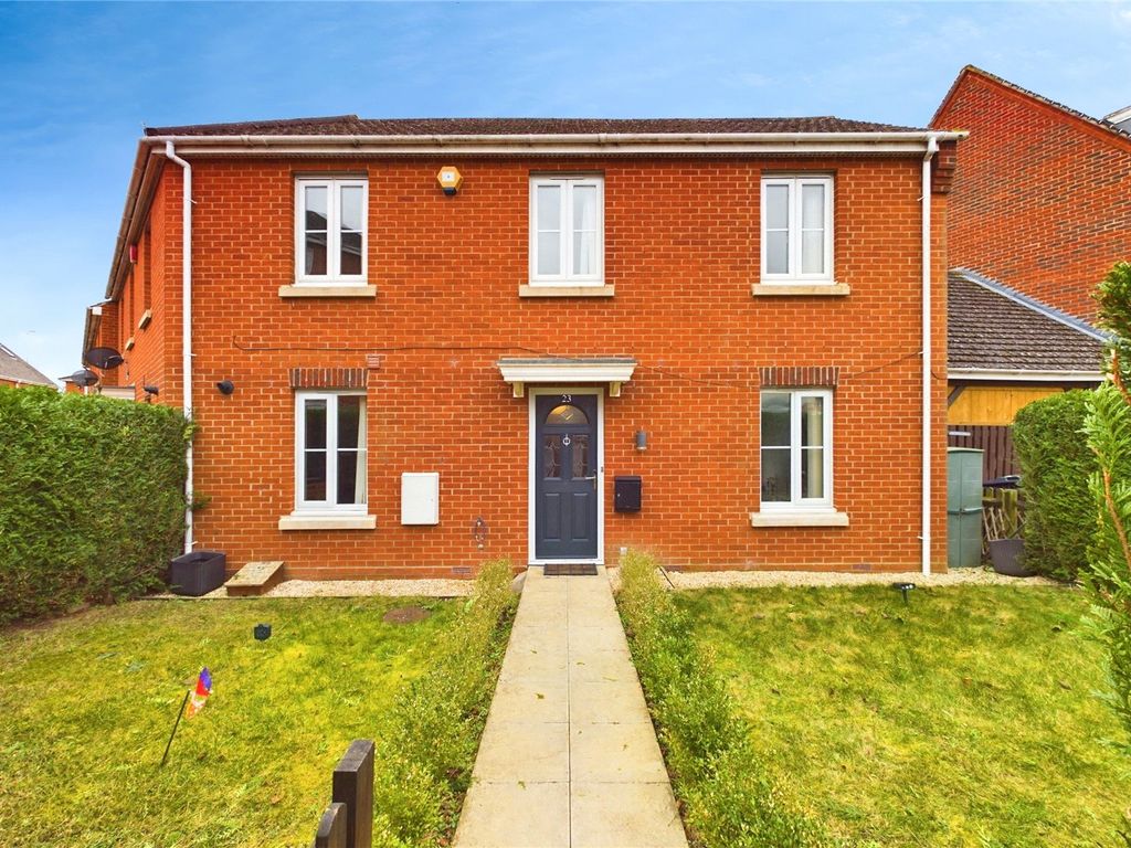 2 bed terraced house for sale in Grenadier Gardens, Thatcham, Berkshire