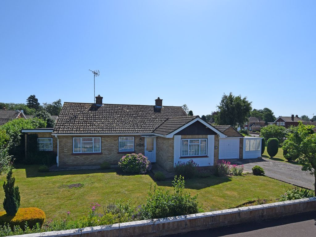 3 bed detached bungalow for sale in Wheatley Drive, North Wootton, King