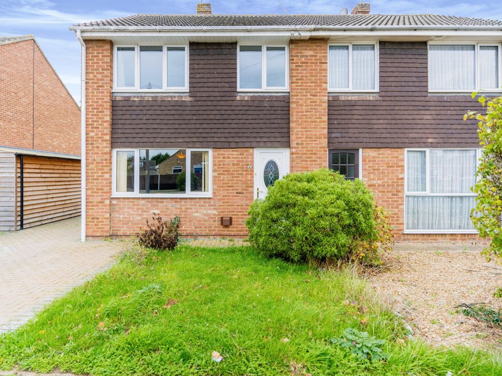 3 bed semidetached house for sale in Bridle Drive, Clapham, Bedford