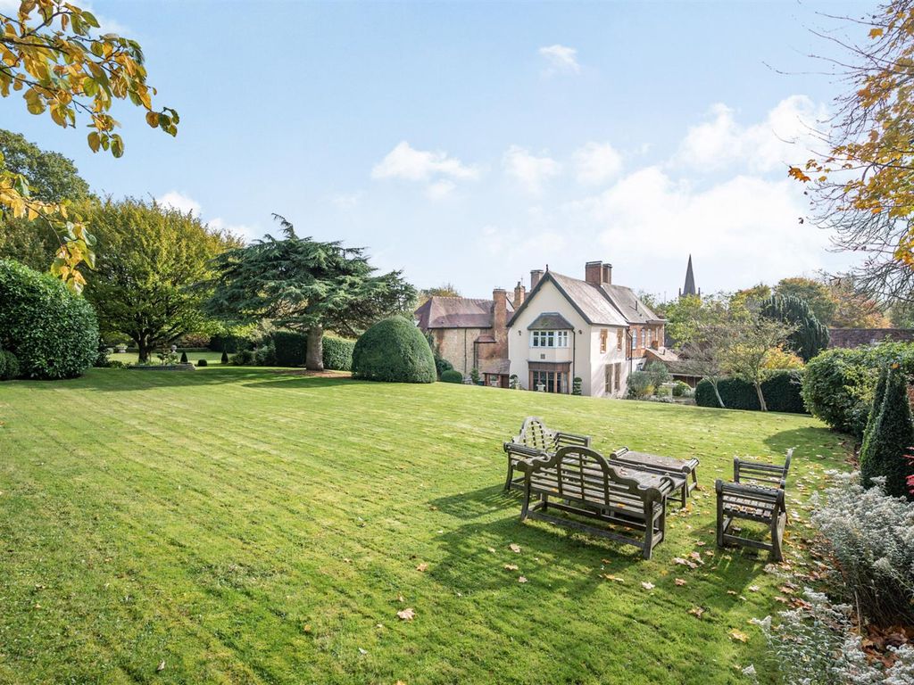 West Street, Buckingham, Buckinghamshire MK18  