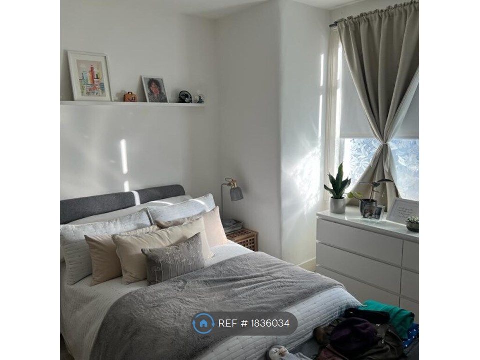 2 bed flat to rent in Willingdon, London N22, £1,800 pcm Zoopla