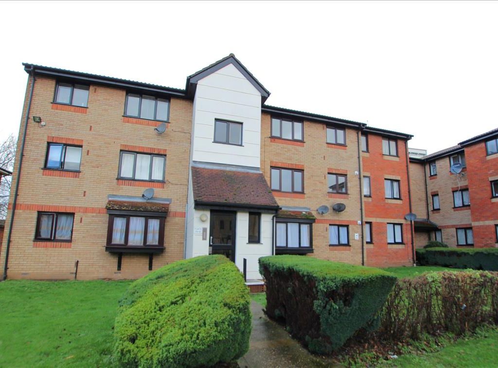 Studio to rent in Magpie Close, Enfield EN1, £1,000 pcm Zoopla