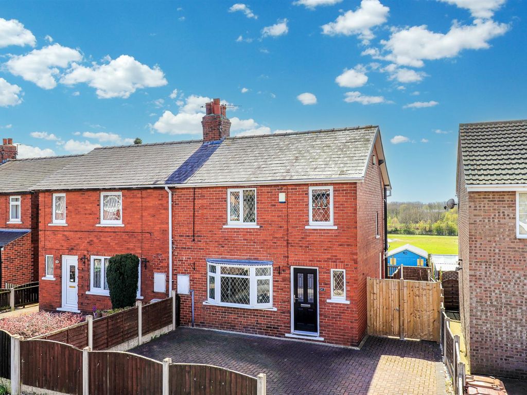 3 bed semidetached house for sale in Oak Street, New Crofton