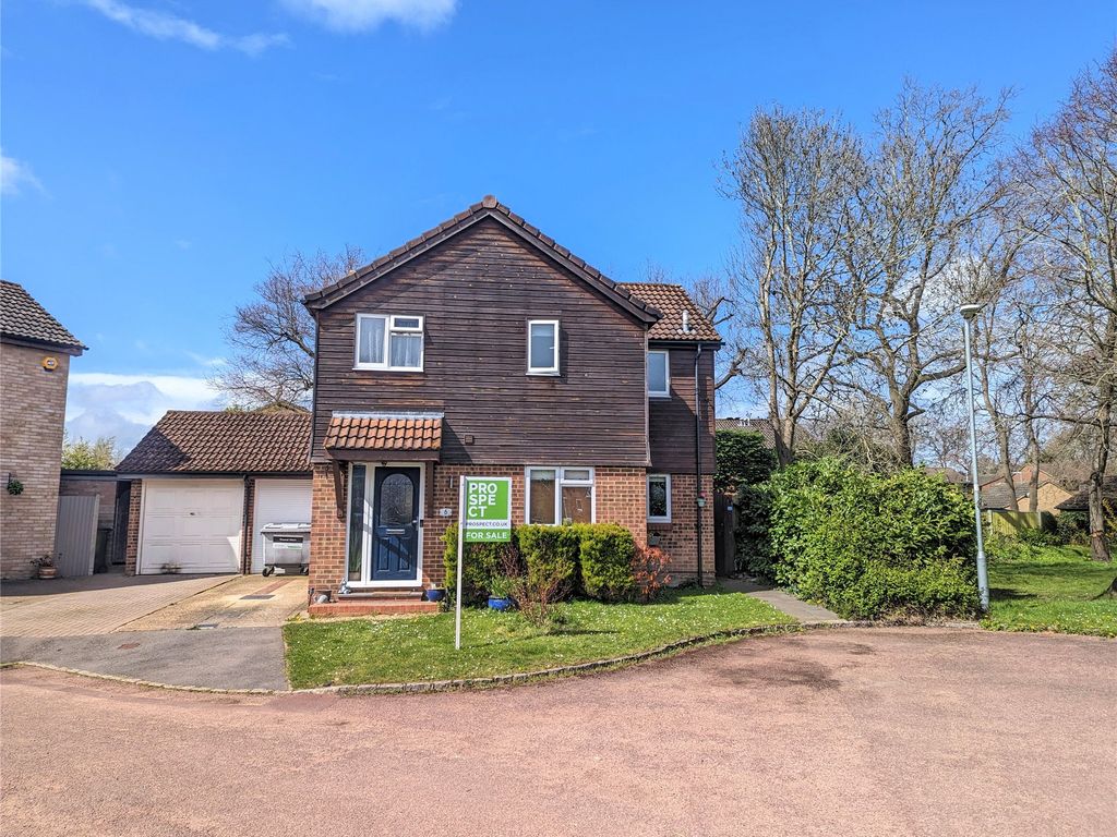 3 bed linkdetached house for sale in Chaffinch Close, College Town