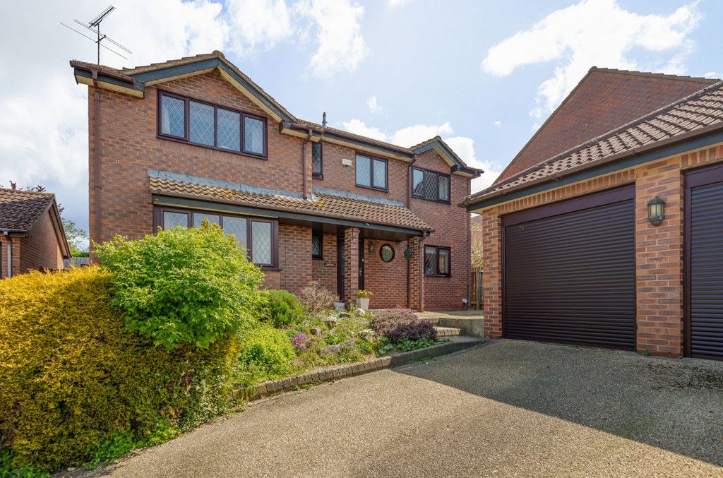 5 bed detached house for sale in Meadoway, Steeple Claydon, Buckingham