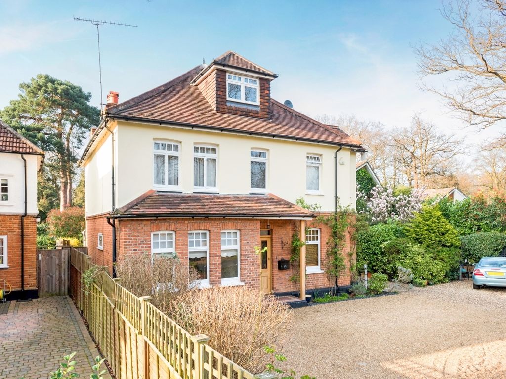 5 bed detached house to rent in Dartnell Park Road, West Byfleet KT14