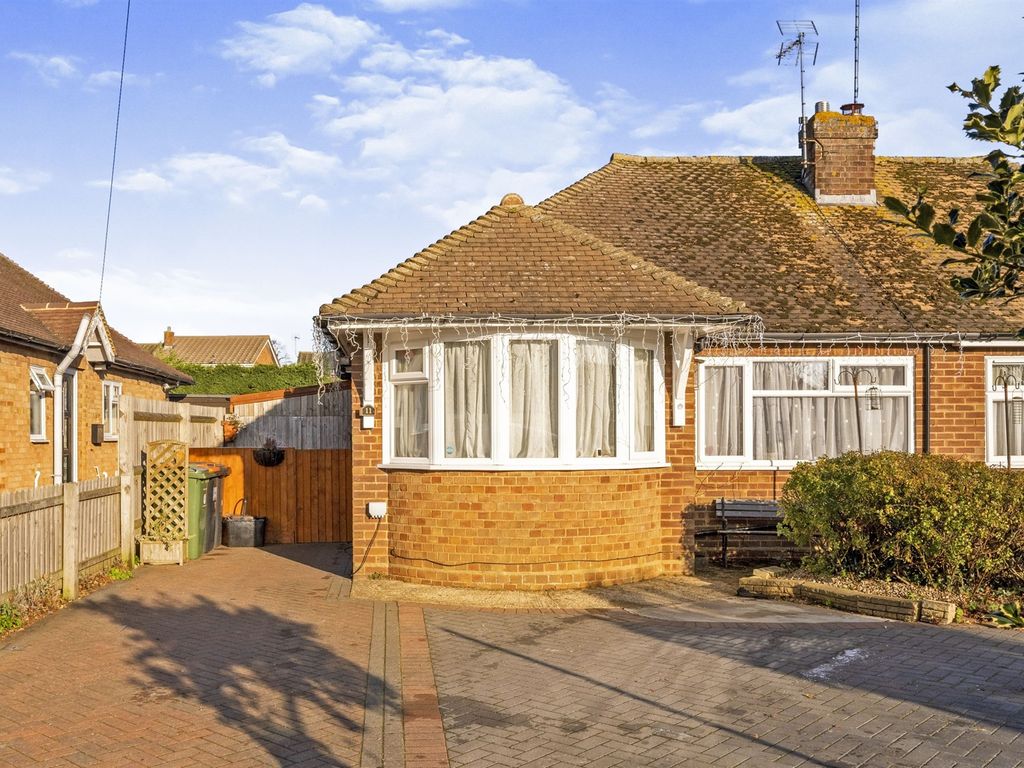 3 bed semidetached bungalow for sale in Chapel Close, Toddington