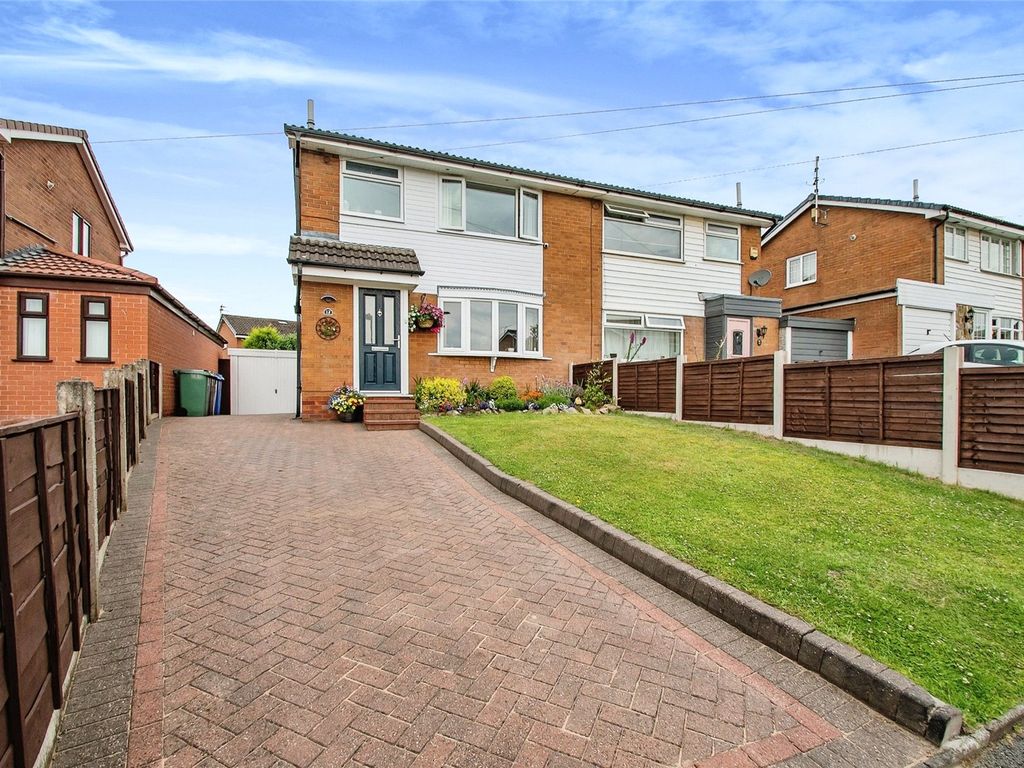 3 bed semidetached house for sale in Cams Acre Close, Radcliffe