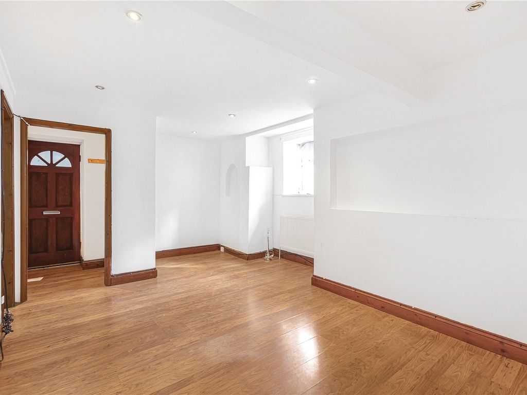 2 bed flat to rent in Colenso Road, Clapton, Hackney, London E5, £2,100