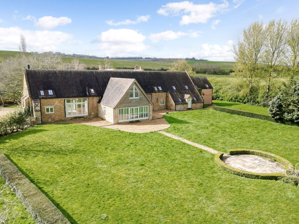 6 bed detached house for sale in Ilmington, ShipstonOnStour CV36, £