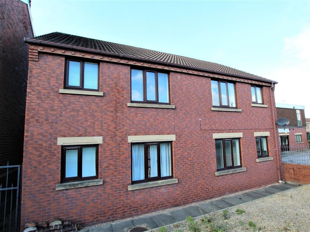 1 bed flat to rent in Flat, Westwood Court, Westwood Road, High Green