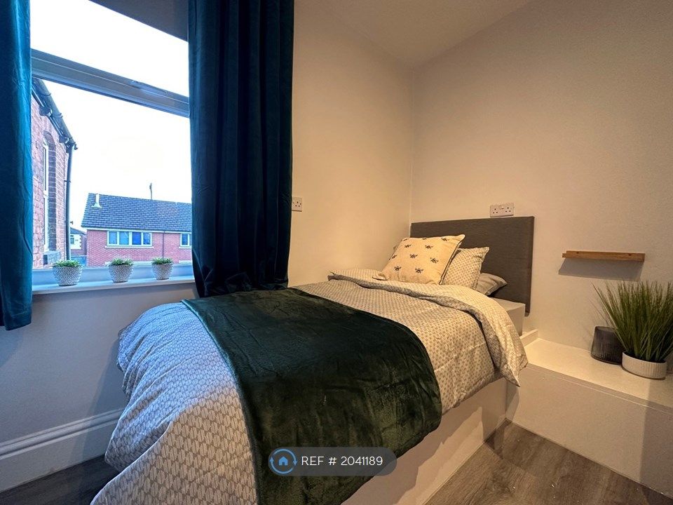 Studio to rent in Chorley Old Road, Bolton BL1, £650 pcm Zoopla