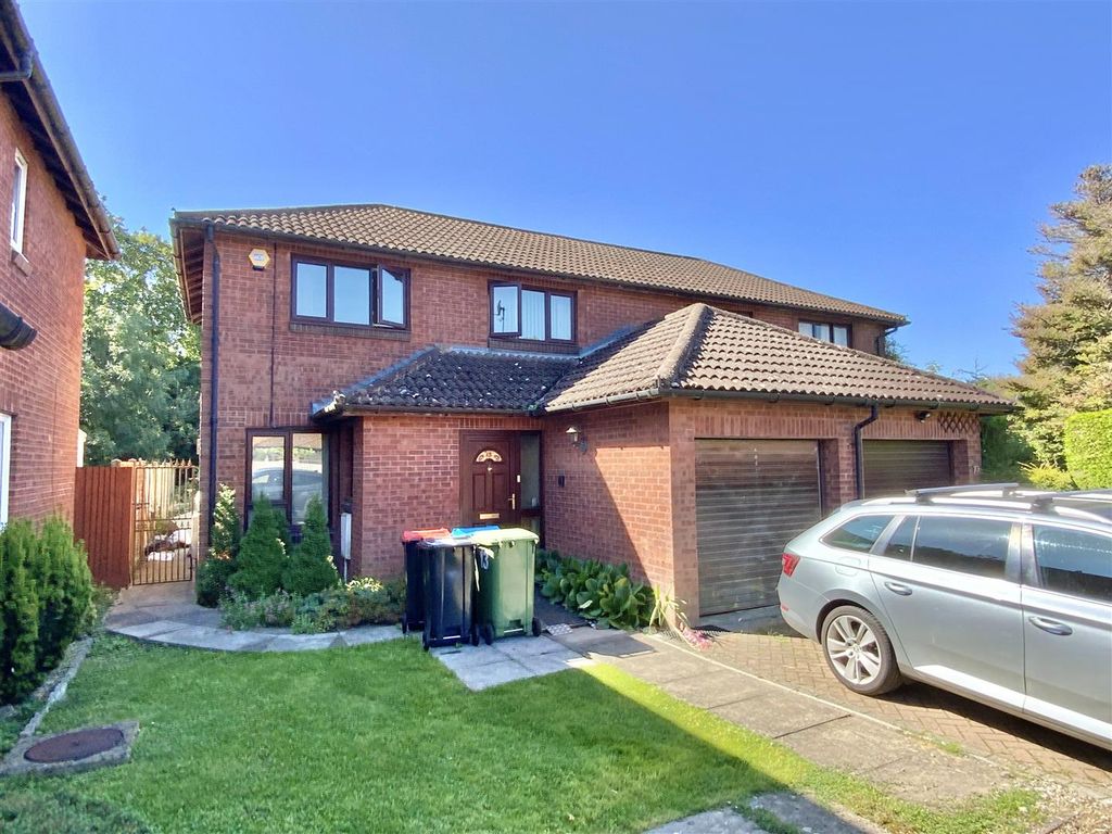 3 bed semidetached house for sale in Brindlebrook, Two Mile Ash