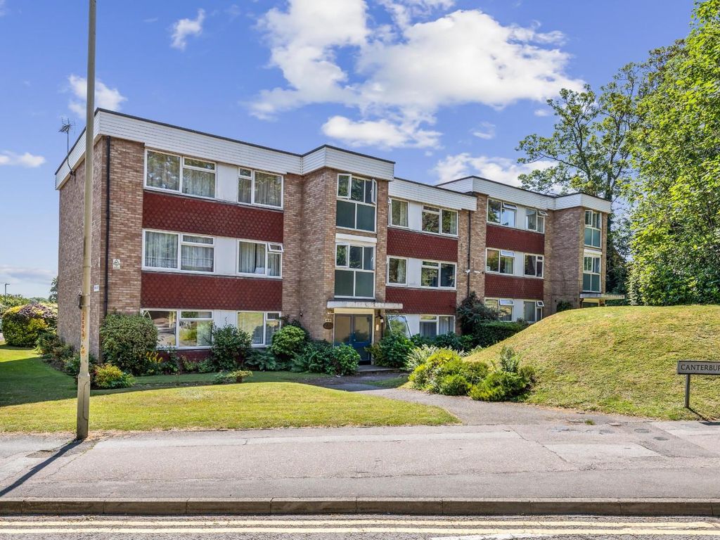 2 bed flat to rent in Gore Court, Canterbury Road, Ashford TN24, £925