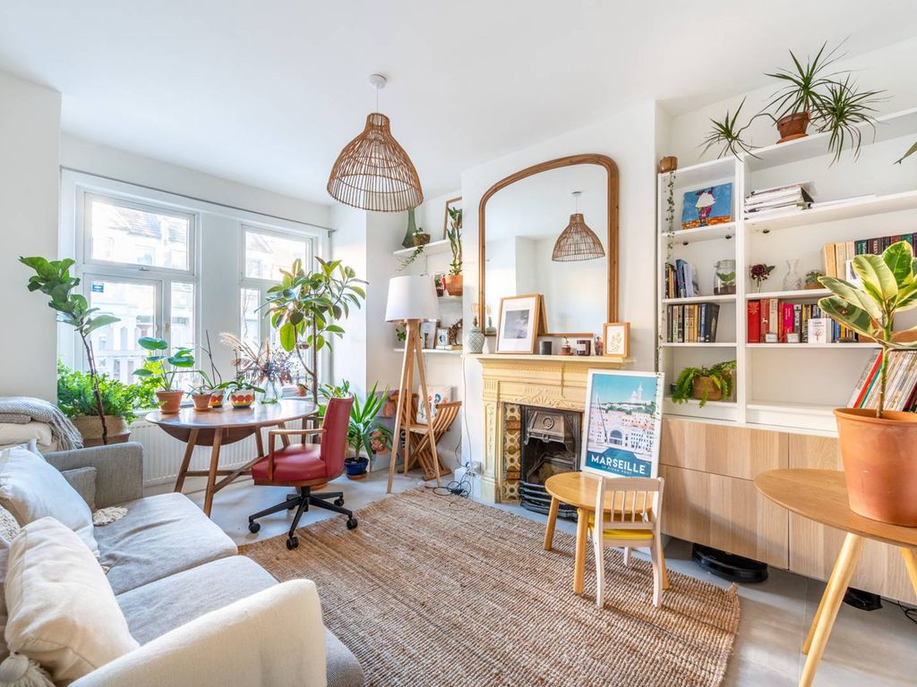 2 bed terraced house to rent in Chapter Road, Willesden Green, London